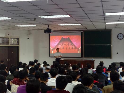 黄瓜视频
党总支副书记卢世海主持会议