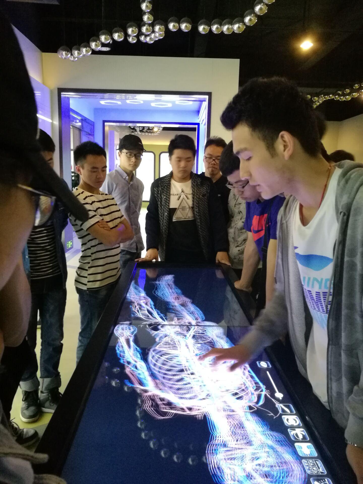 同学们在观看人体结构图